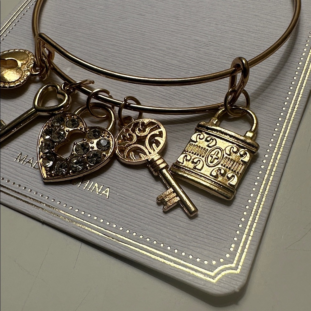 Gold Charm Bracelet with Heart and Key Pendants - Picture 5 of 7